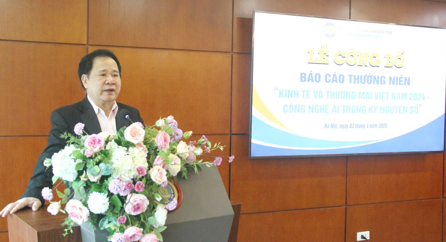 GS.TS Đinh Văn Sơn đại diện nhóm Biên soạn chia sẻ tại buổi lễ. img-9051.jpg